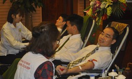 Các y bác sĩ BV Xanh Pôn hiến máu trong Ngày thành lập Đoàn