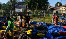Indonesia: T&#236;m kiếm trong tuyệt vọng những người sống s&#243;t