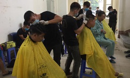 Cắt tóc miễn phí cho bệnh nhân ngay tại bệnh viện