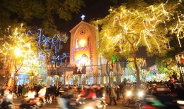Gió mùa đông bắc xuất hiện, đêm Noel lạnh vừa thích hợp cho người dân xuống phố