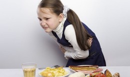 Ngộ độc thức ăn ở trẻ v&#224; c&#225;ch xử tr&#237; đ&#250;ng