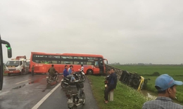 4 xe &#244; t&#244; đ&#226;m li&#234;n ho&#224;n tr&#234;n đường dẫn nối cao tốc Ninh B&#236;nh - Cầu Giẽ, xe cứu thương lao xuống ruộng