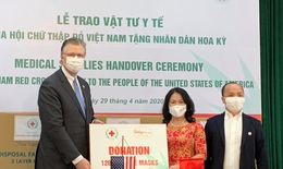 Đại sứ Mỹ tiếp nhận quà tặng 420.000 khẩu trang y tế từ Việt Nam