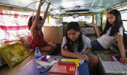 Philippines cho học sinh quay lại học từ xa để phòng dịch