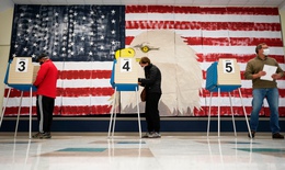 H&#224;ng triệu người Mỹ đi bầu cử