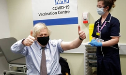 Thủ tướng Anh được tiêm mũi vắc-xin đầu tiên của AstraZeneca