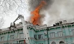 Bác sĩ dũng cảm hoàn thành ca phẫu thuật khi "bà hỏa" ghé thăm