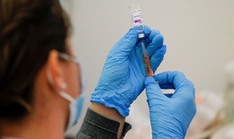 Vắc xin AstraZeneca an toàn, Canada xem xét thay đổi khuyến nghị tiêm cho người dưới 55 tuổi