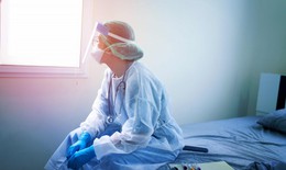Kiệt sức nhưng bác sĩ không dám nghỉ vì sợ bệnh nhân tử vong