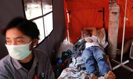 Indonesia: C&#225;c bệnh viện gặp khủng hoảng, b&#227;i đậu xe biến th&#224;nh ph&#242;ng cấp cứu