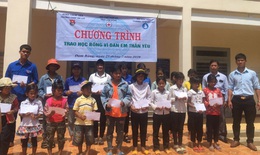 Tặng quà, khám bệnh phát thuốc cho người dân tộc thiểu số