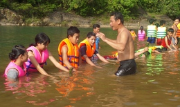 Tổ chức dạy bơi cho học sinh trong v&#224; ngo&#224;i nh&#224; trường