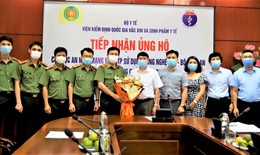 Cục An ninh mạng trao qu&#224; hỗ trợ cho Viện Kiểm định Quốc gia Vắc xin v&#224; Sinh phẩm y tế ph&#242;ng chống dịch