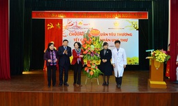 Đồng chí Trương Thị Mai động viên  thăm hỏi và tặng quà Tết cho bệnh nhân ung thư