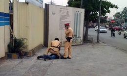 Hà Nội: Tài xế say rượu “tung cước” vào mặt Cảnh sát giao thông