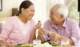 Người cao tuổi cần ăn, uống gì để tăng đề kháng chống lại COVID-19