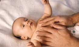 Một số lợi &#237;ch từ việc massage cho trẻ sơ sinh