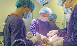 Chủ quan không khám lại, thiếu niên 14 tuổi bị biến dạng khớp gối