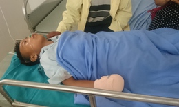 Cháu bé bị nát tay do nổ sạc điện thoại ở Sơn La : Vẫn chưa hết sợ hãi