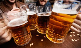 Việt Nam: "cường quốc" rượu bia, gánh nặng bệnh tật