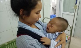 Bé 7 tháng tuổi hoại tử mắt vì gia đình tự chữa bệnh theo lời mách