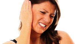 Đau đầu, nghẹt mũi, ù tai một bên có thể là dấu hiệu của bệnh ung thư nguy hiểm