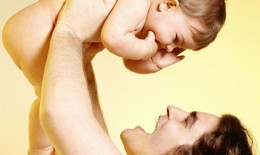 Yêu con theo kiểu "đưa bé lên cao rồi hạ xuống nhanh" coi chừng nguy hiểm đến trẻ