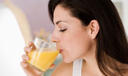 Sau sinh có uống được nước cam?