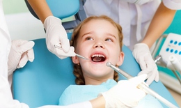 Tại sao nhổ răng sữa kịp thời nhưng răng vĩnh viễn vẫn bị lệch?