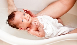 Tắm cho trẻ sơ sinh thế nào cho đúng?