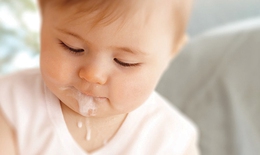 Nguyên nhân và cách xử trí nôn trớ ở trẻ
