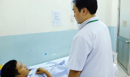 Liên tiếp phẫu thuật nội soi 3 trường hợp thủng ruột do nuốt tăm xỉa răng, xương cá
