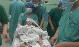 "Gắp" hạt dưa, hạt hướng dương ra khỏi đường thở của trẻ