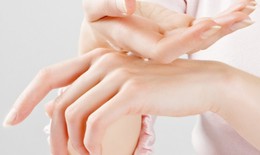 Ðầu ngón tay bị khô da nứt nẻ, vì sao?