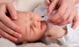 Có cần nhỏ mắt, mũi bằng nước muối sinh lý cho bé mỗi ngày?