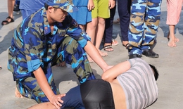 Cảnh sát biển tập huấn kỹ năng cứu người đuối nước cho học sinh Côn Đảo