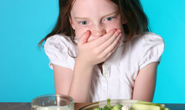 Trẻ hay buồn nôn khi ăn có đáng lo?