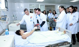Chủ tịch Tổng Liên đoàn Lao động tặng quà cán bộ y tế trực Tết