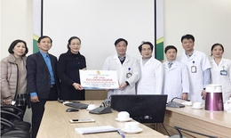 Công đoàn Y tế VN thăm hỏi, động viên bác sĩ BV Bệnh Nhiệt đới TW