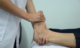 Xoa bóp & tập luyện phòng và trị thoái hóa khớp cổ chân