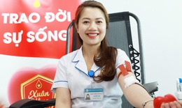 Bác sĩ, y tá BV Giao thông vận tải hiến máu cứu người trong mùa dịch COVID-19
