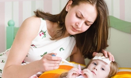 Có nên hạ sốt cho trẻ khi chưa kịp đi khám?