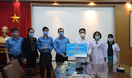 TLĐLĐVN trao hỗ trợ cho đoàn viên, người lao động Bệnh viện Bạch Mai