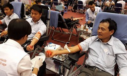 Hoãn việc chở hàng cho vợ, người đàn ông đi hiến máu cứu người