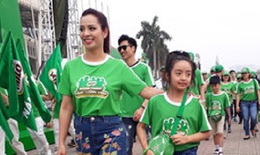 Người mẫu Thúy Hằng, đạo diễn Trần Lực đi bộ cổ vũ lối sống năng động