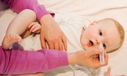 Tiến sĩ Tai Mũi Họng: Sai lầm khi dùng nước muối sinh lý rửa mũi cho con hàng ngày