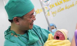 Quảng Ninh: Bé gái đầu tiên chào đời bằng thụ tinh trong ống nghiệm