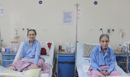Kỳ lạ: 2 cụ b&#224; c&#249;ng tuổi, c&#249;ng x&#243;m, đều mắc ung thư đại tr&#224;ng được cứu sống