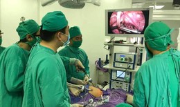 Nội soi tách rời niệu quản cho bé gái có dị tật thận - niệu quản đôi