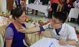 Vượt mưa lũ, bác sĩ trẻ về khám bệnh miễn phí cho bà con Hà Tĩnh